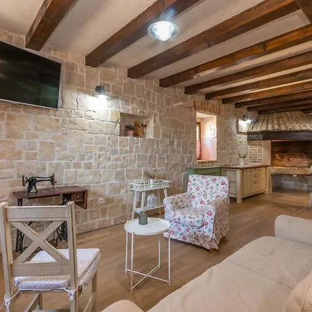 Calandra Villa Pakostane