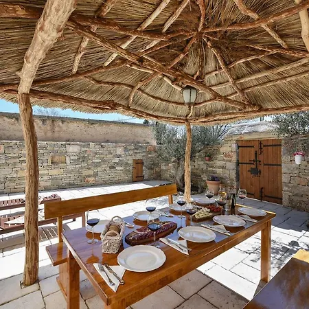 Calandra פאקוסטאן